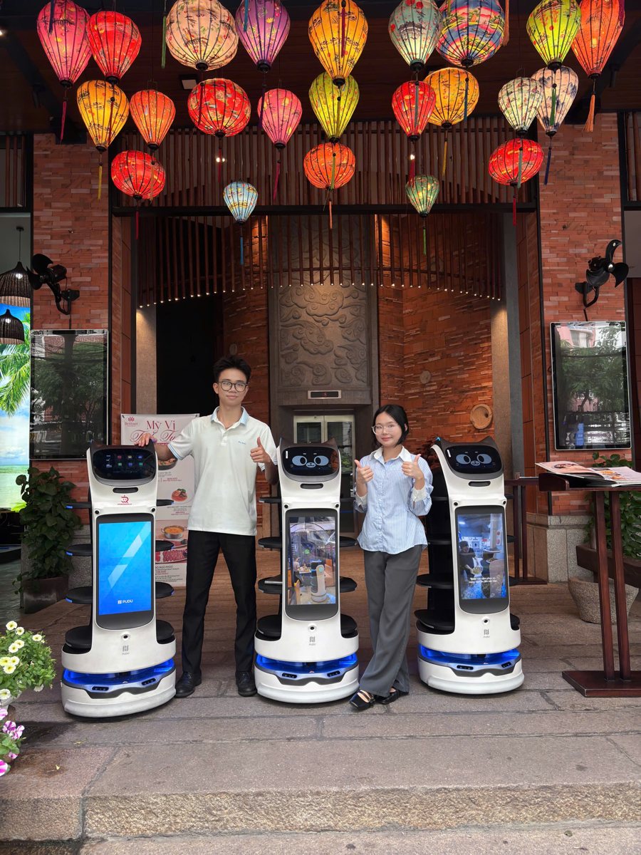 Ba robot BellaBot Pro trước cửa nhà hàng Brilliant do Roboworld bàn giao