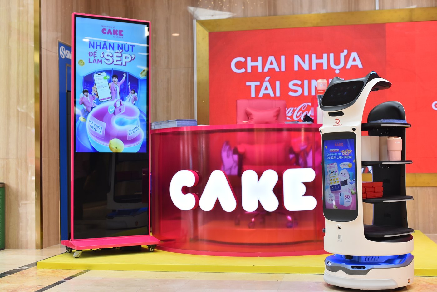 BellaBot Pro chạy nội dung thương hiệu riêng trên màn hình tại sự kiện ngân hàng Cake