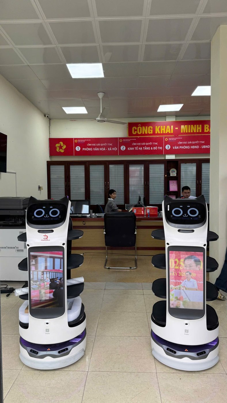 Hai robot BellaBot Pro mang nhận diện Roboworld tại Trung tâm Phục vụ Hành chính công phường Mông Dương