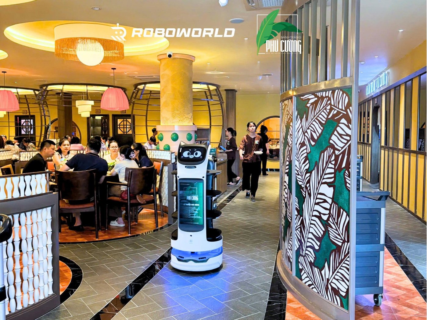 BellaBot Pro đi giữa lối đi nhà hàng Bánh tráng Phú Cường do Roboworld triển khai