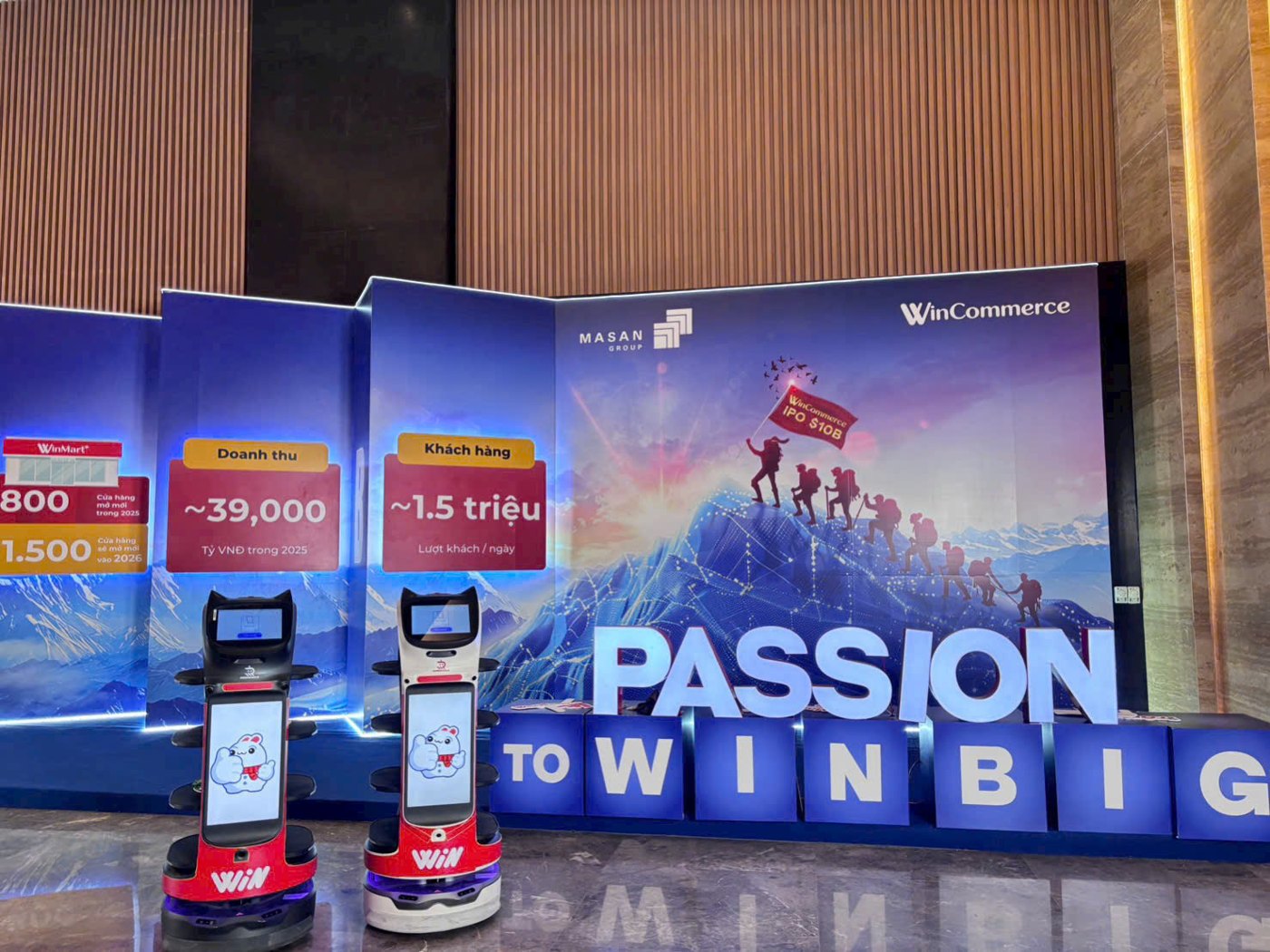 Hai BellaBot Pro dán decal thương hiệu WinCommerce, màn hình chạy nhận diện riêng
