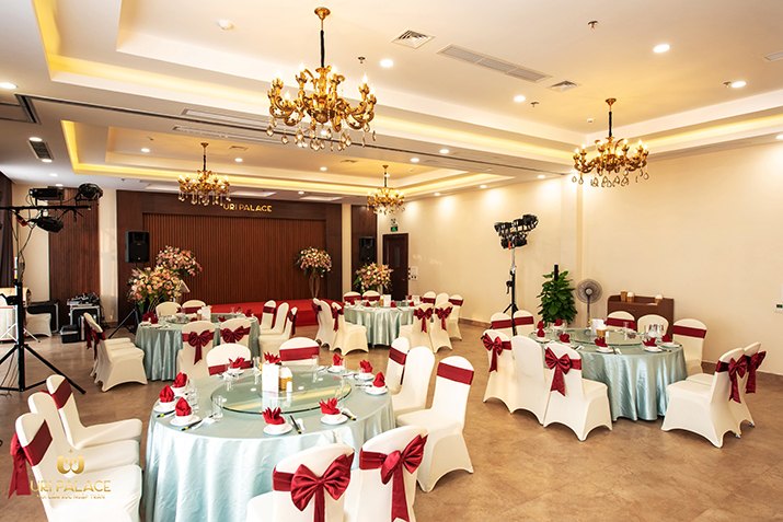 Hội trường Tam Giang tầng 4, bàn tròn ghế nơ đỏ